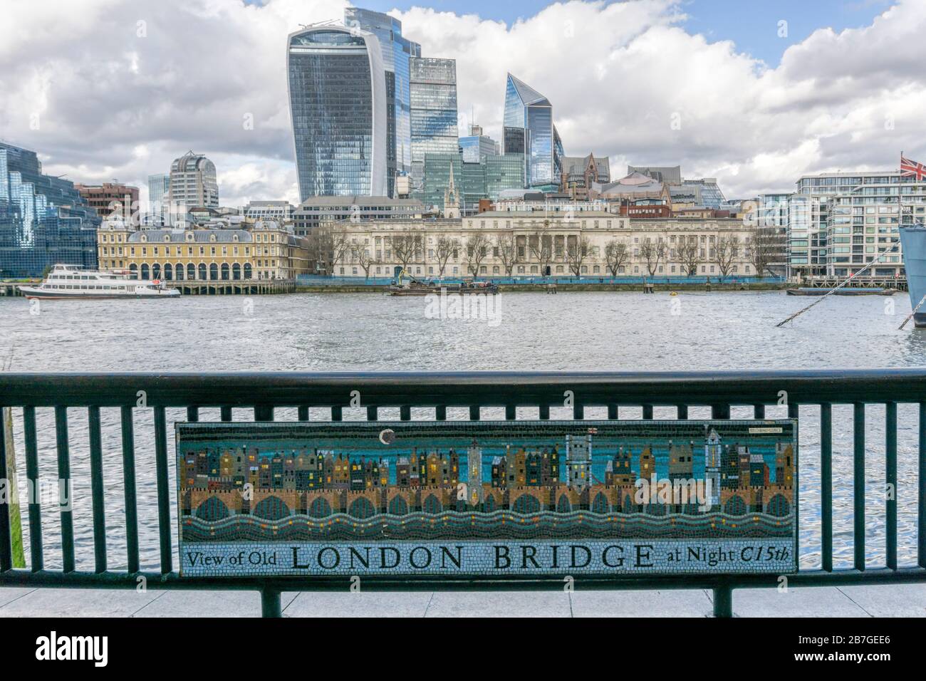 Une mosaïque de mosaïques de Southbank à Hays Galleria montre le vieux pont de Londres la nuit. Banque D'Images