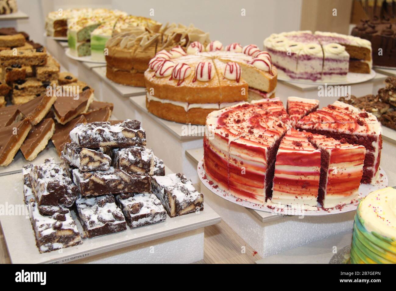 Un affichage de petits gâteaux et de grands gâteaux fraîchement préparés. Banque D'Images