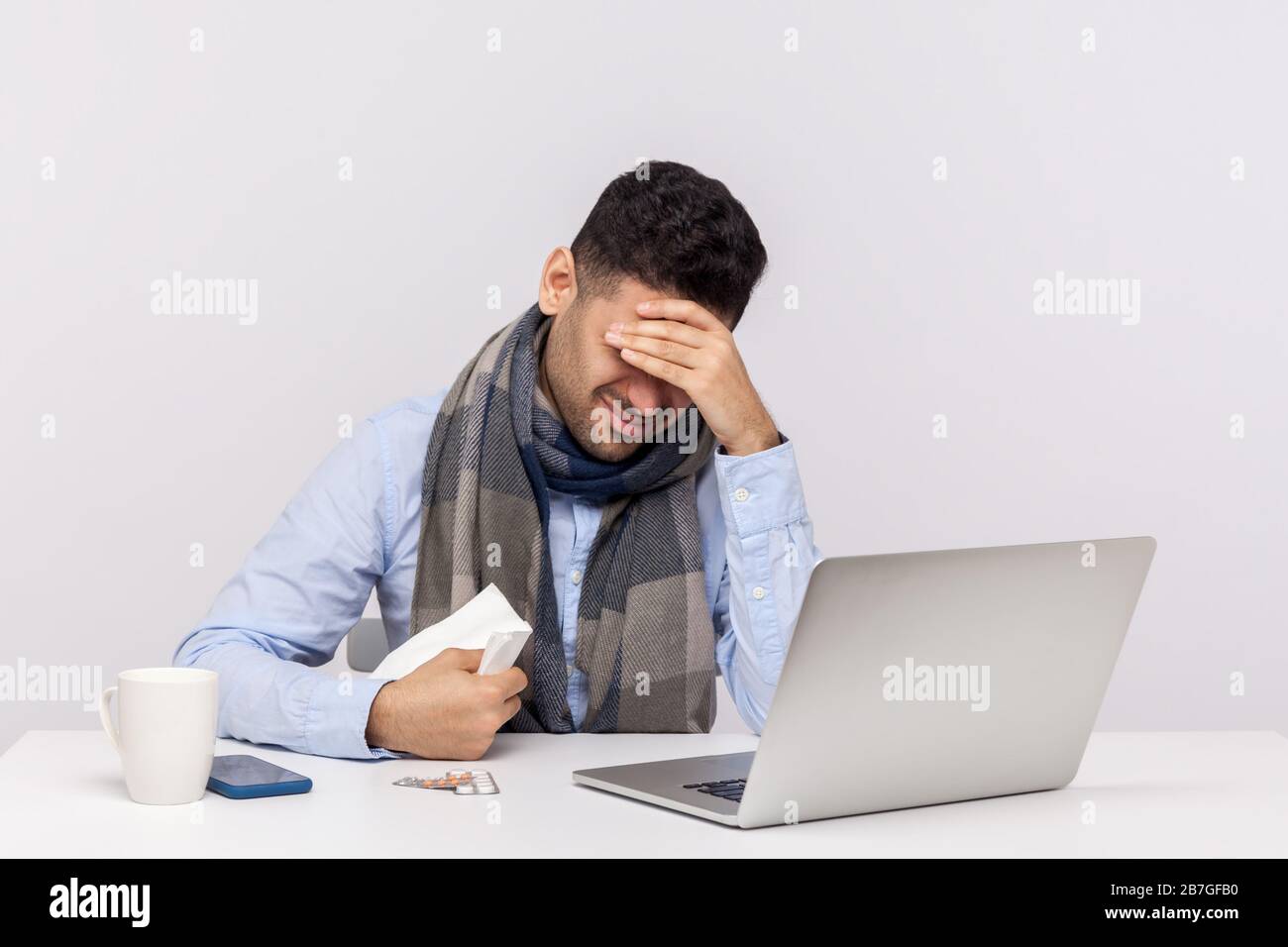 Homme d'affaires malade de la grippe souffrant de maux de tête avec fièvre, assis au bureau se sentant mal, risque d'infection de coronavirus, maladie contagieuse 2019-nCoV, inf Banque D'Images