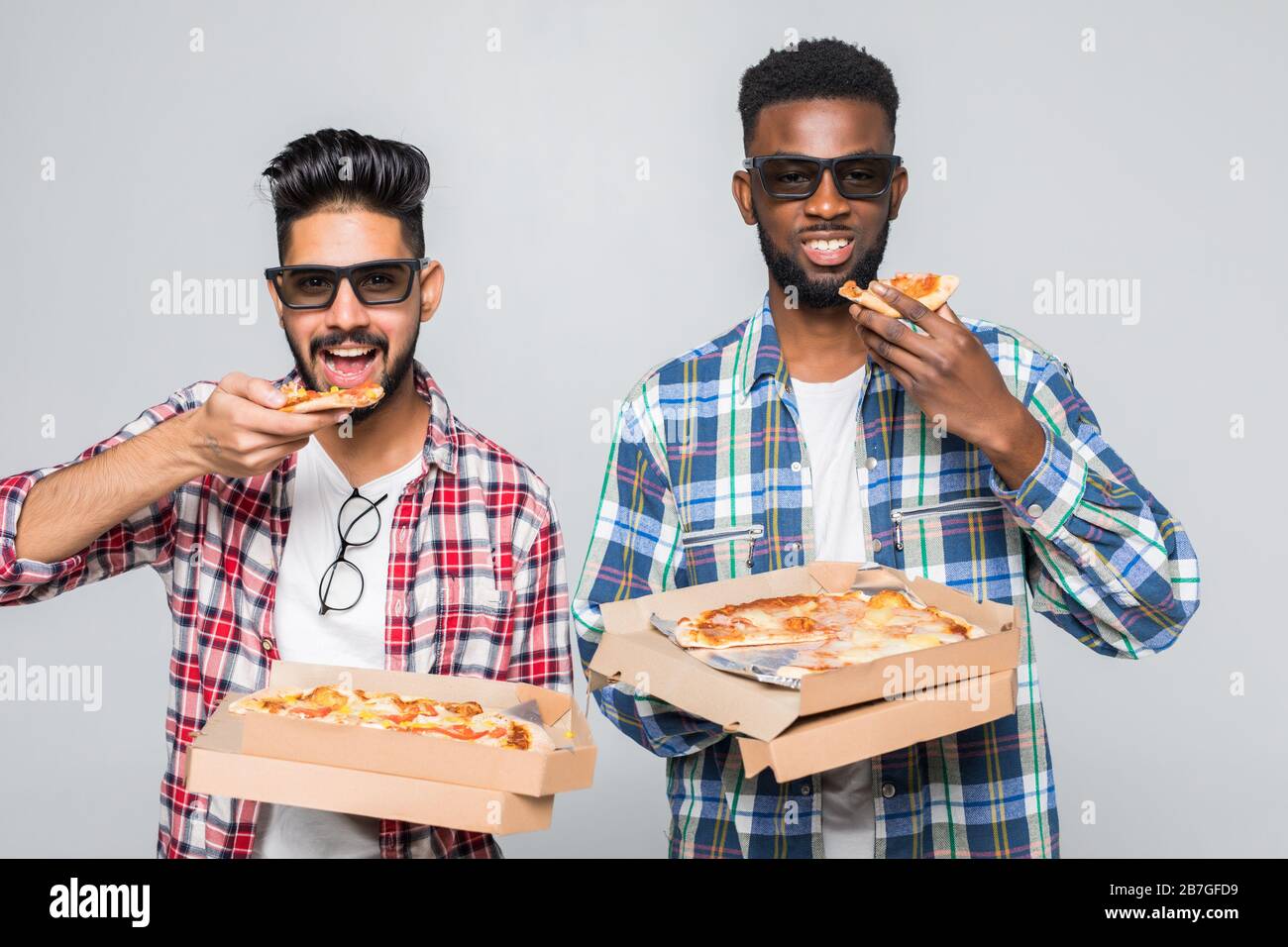 Deux hommes de course mixtes dans des verres en relief contenant des boîtes à pizza et des bouteilles de bière sur fond blanc Banque D'Images