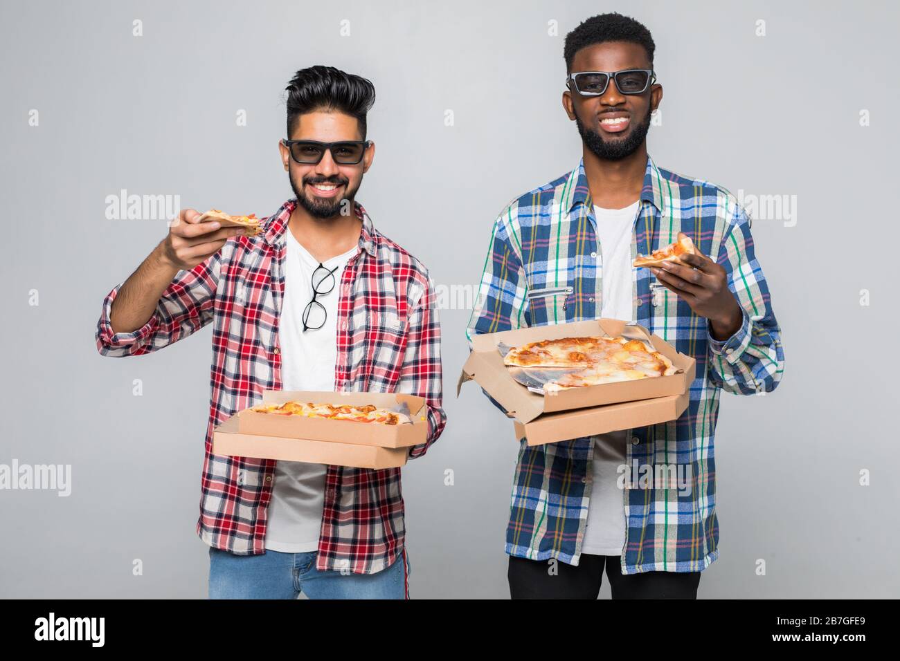 Deux hommes de course mixtes dans des verres en relief contenant des boîtes à pizza et des bouteilles de bière sur fond blanc Banque D'Images