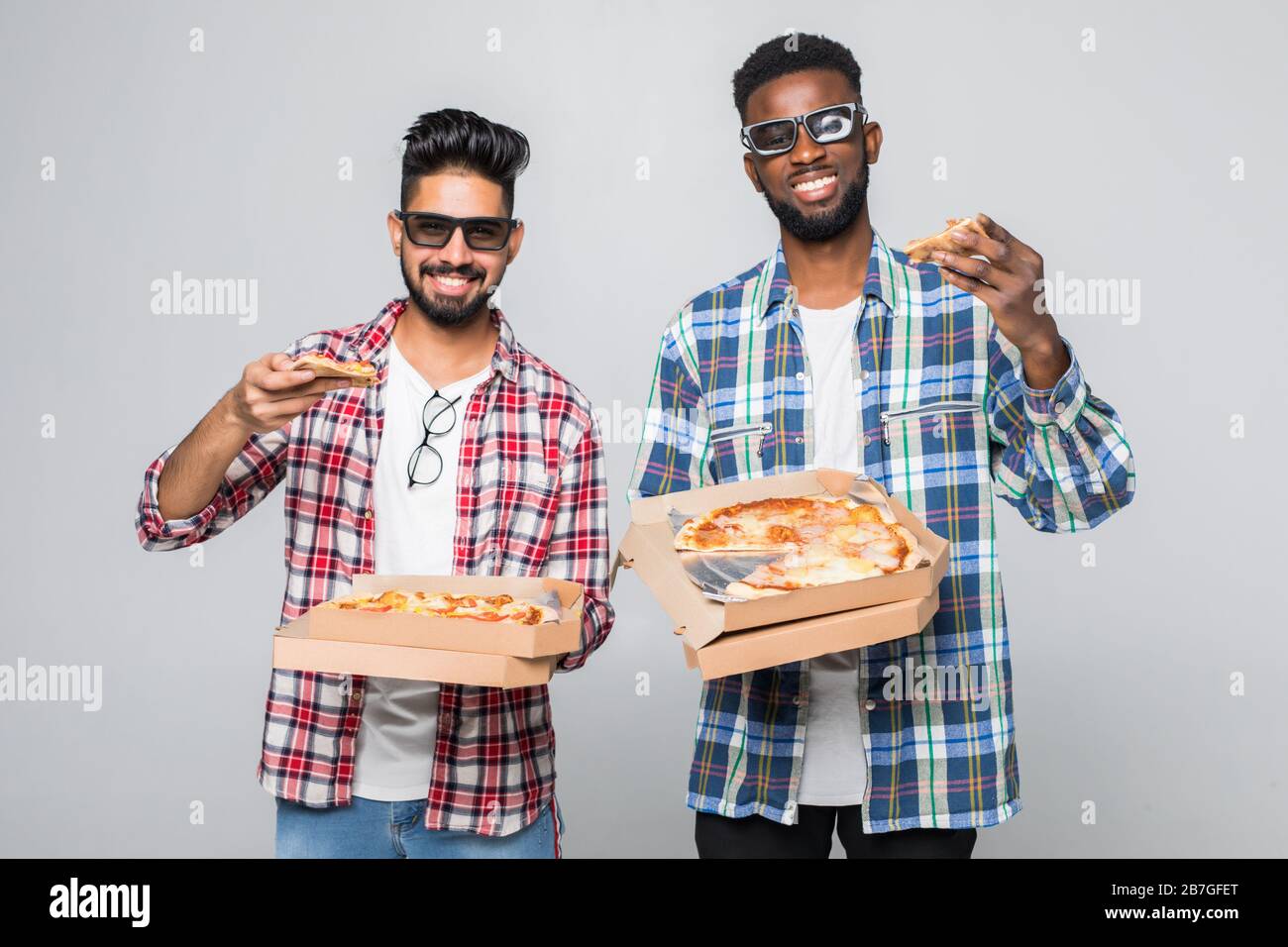 Deux hommes de course mixtes dans des verres en relief contenant des boîtes à pizza et des bouteilles de bière sur fond blanc Banque D'Images