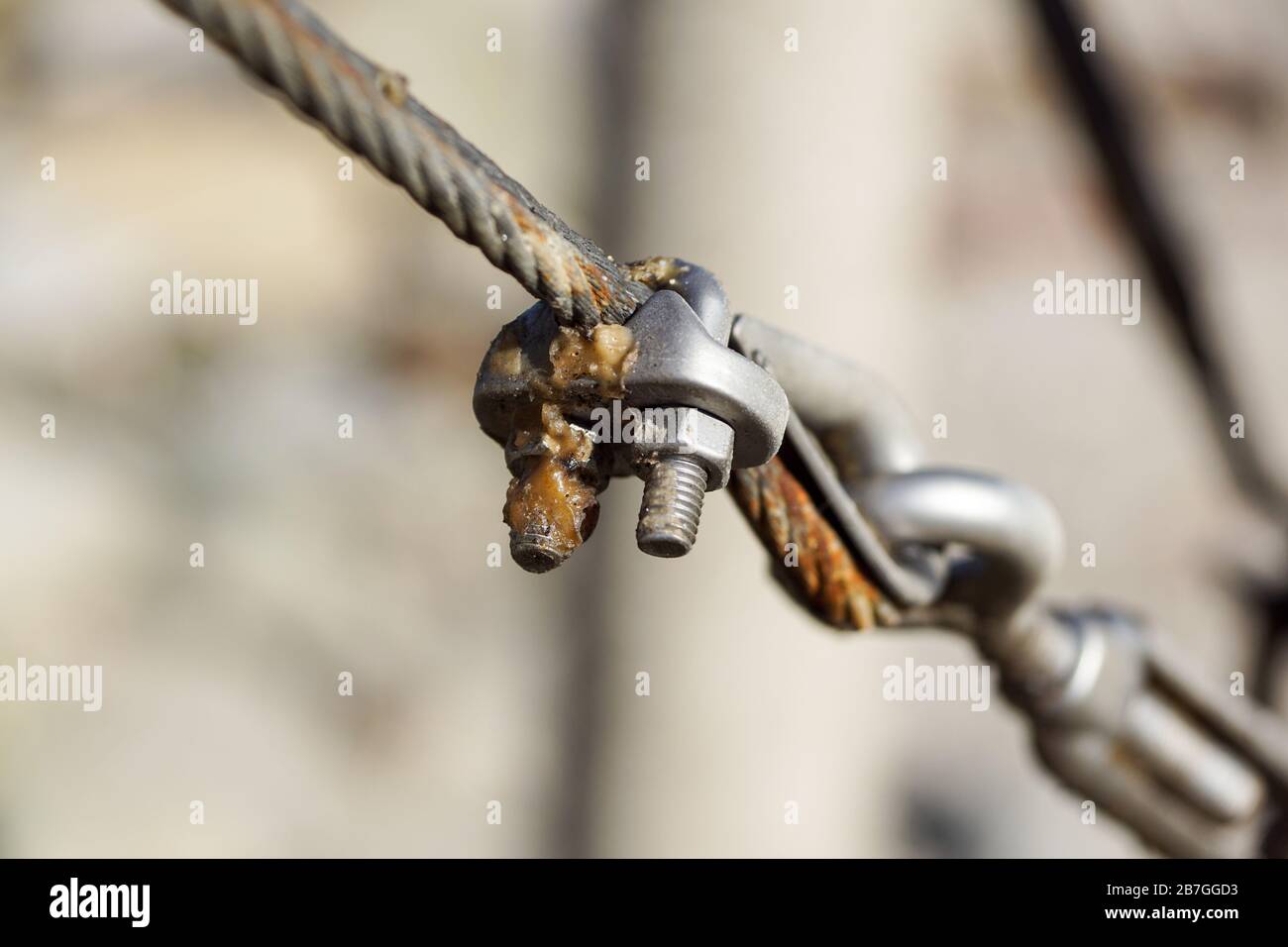 Le fil d'acier de câble et le collier métallique font partie de la structure du pont. Banque D'Images