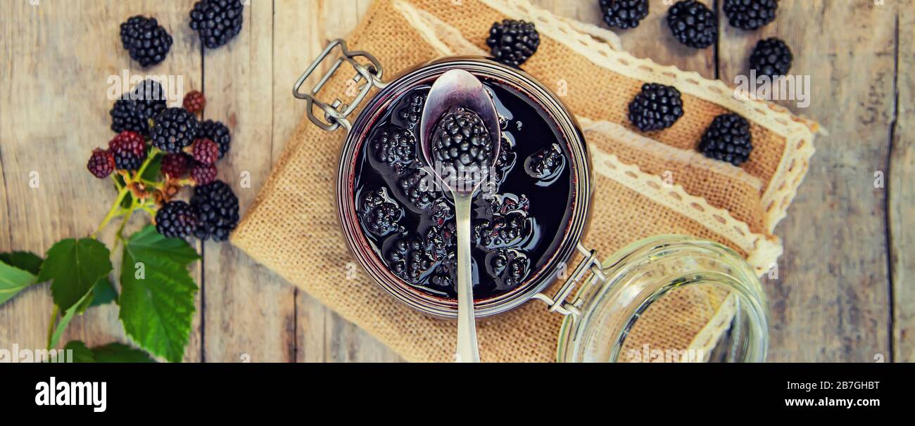 Confiture dans un pot. Selective focus nature. Banque D'Images