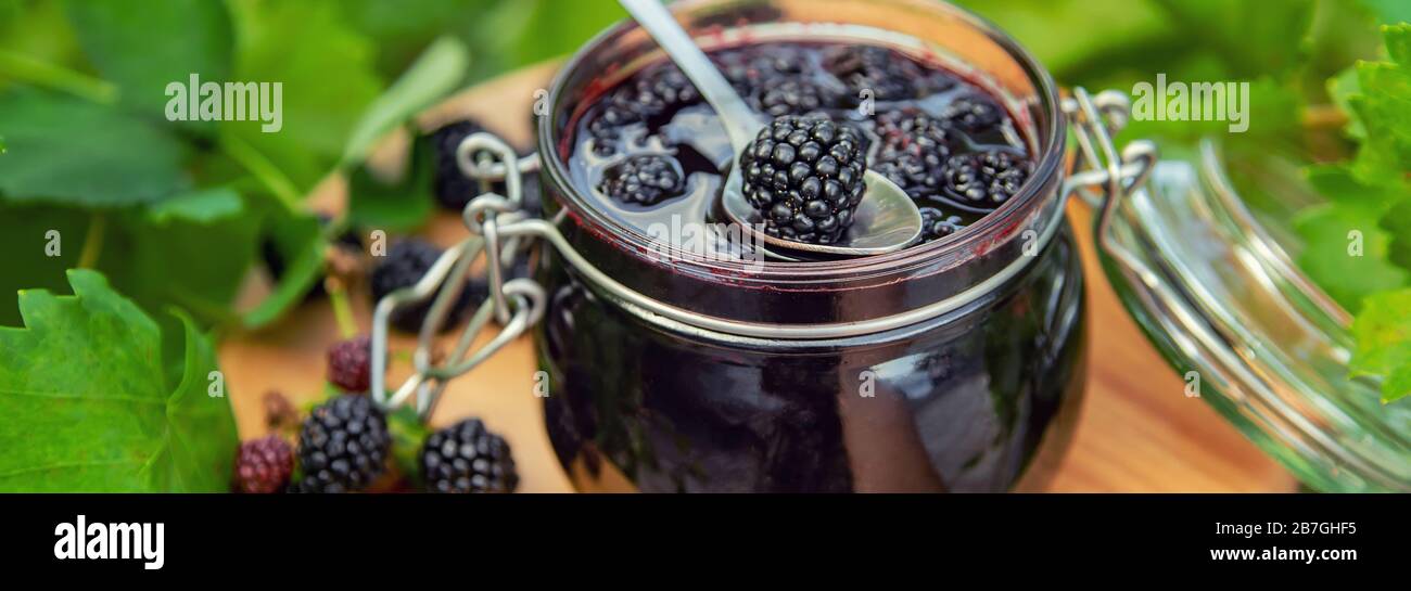 Confiture dans un pot. Selective focus nature. Banque D'Images