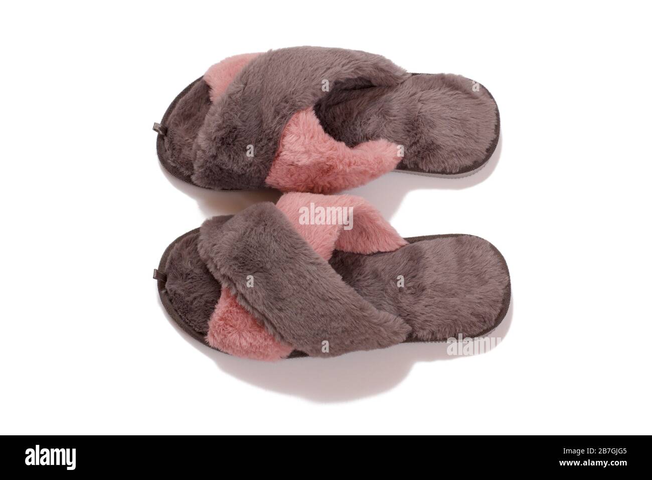 Chaussons bruns doux pour femme sur fond blanc isolé. Vue de dessus. Banque D'Images