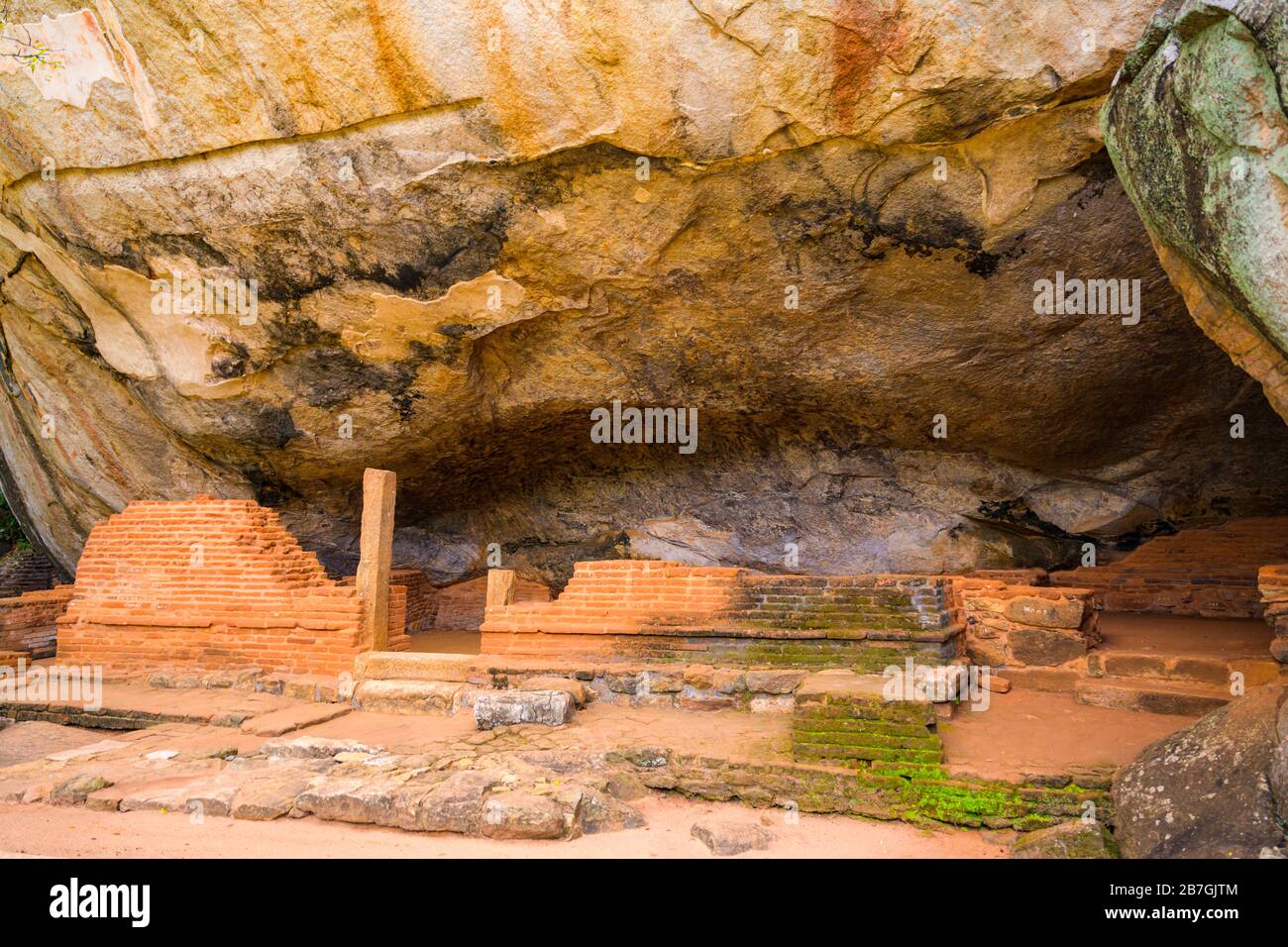 Asie Sri Lanka base occidentale Sigiriya Rock Asana Cave lit en pierre plâtre peintures maison monastique de la grotte du 3ème siècle C.-B. Banque D'Images