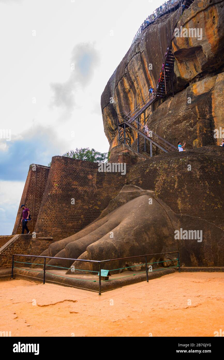 Asie du Sud Sri Lanka les ruines du Sigiriya Rock détaillent la terrasse du Lion pieds briques rouges de la protection de terre étapes finales à la barrière de clôture du complexe du Palais Banque D'Images