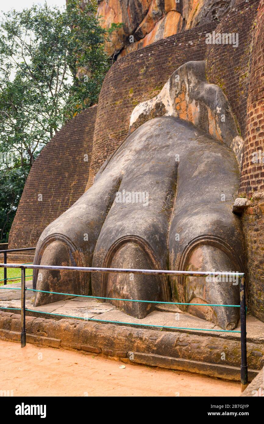 Asie du Sud Sri Lanka les ruines du Sigiriya Rock détaillent la terrasse du Lion pieds briques rouges terre garde accès à la barrière de clôture du complexe du Palais Banque D'Images