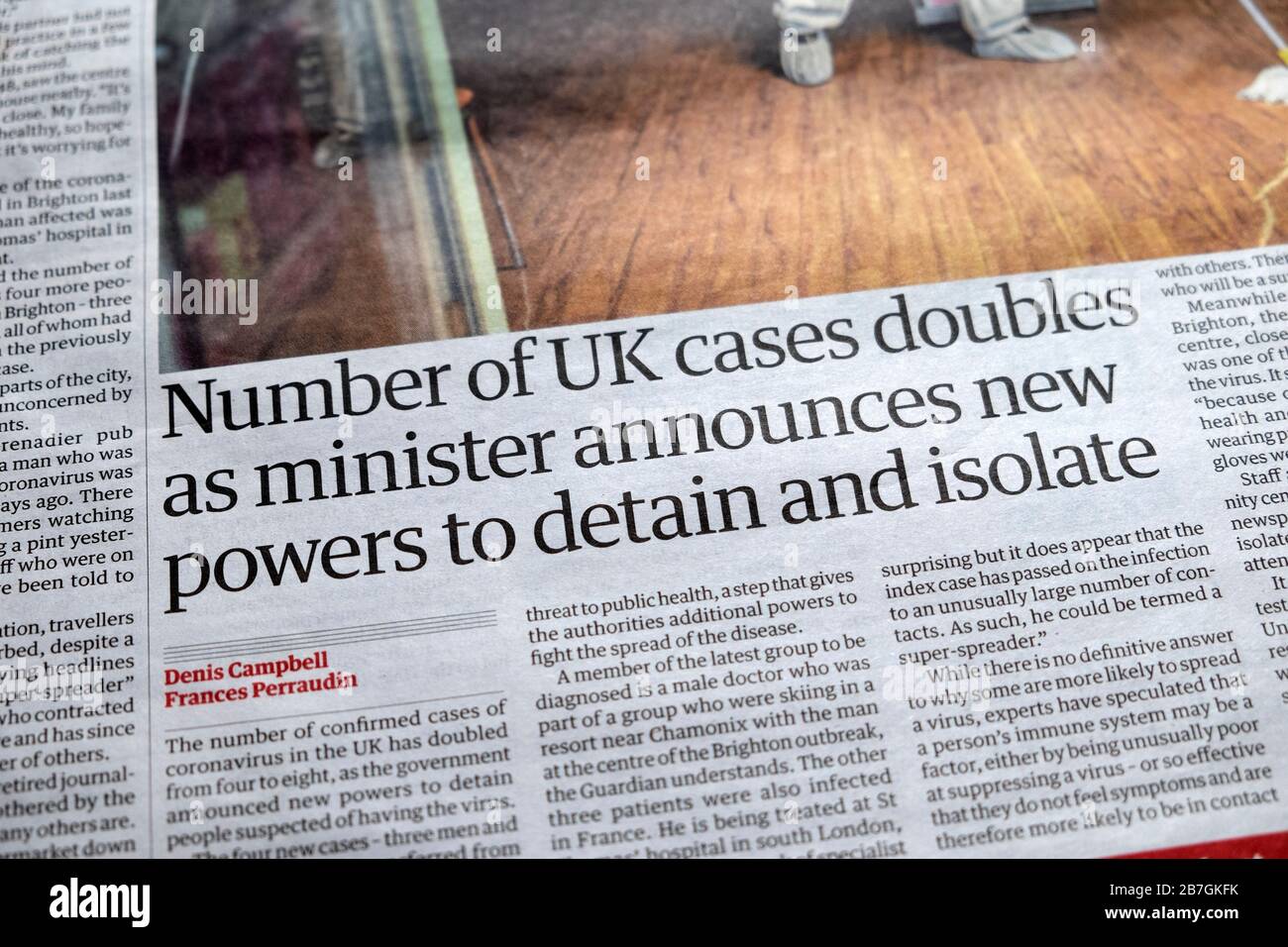 Article de gardien à la page article de coronavirus « nombre de cas britanniques doubles comme ministre annonce de nouveaux pouvoirs de détenir et d'isoler » en 2020 Londres Royaume-Uni Banque D'Images