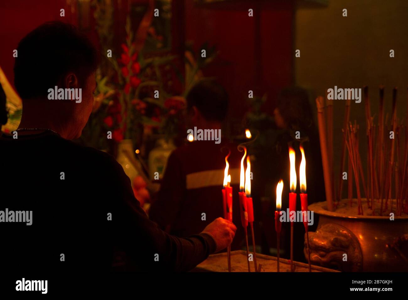 Homme plaçant la bougie dans le temple bouddhiste à Hong Kong nouvel an chinois Banque D'Images