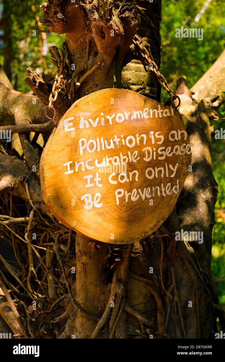 Asie Sri Lanka Polonnaruwa Dipauyana Island Park Gardens signe vert message environnemental la pollution est une maladie incurable qu'il ne peut être empêché que Banque D'Images