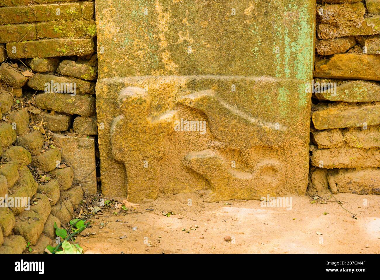 Asie Sri Lanka Polonnaruwa anciennes sculptures sur pierre détail bas relief humain figure homme chiens mur de briques quelque 2000 ans Banque D'Images