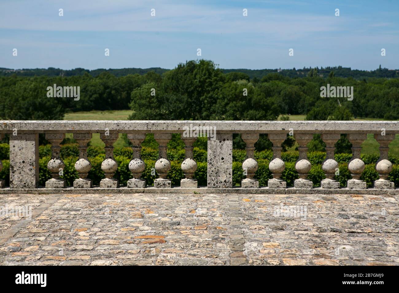 Balustrade en pierre extérieure française antique avec vue panoramique, pavés en pierre devant, Château de Villandry, France Banque D'Images