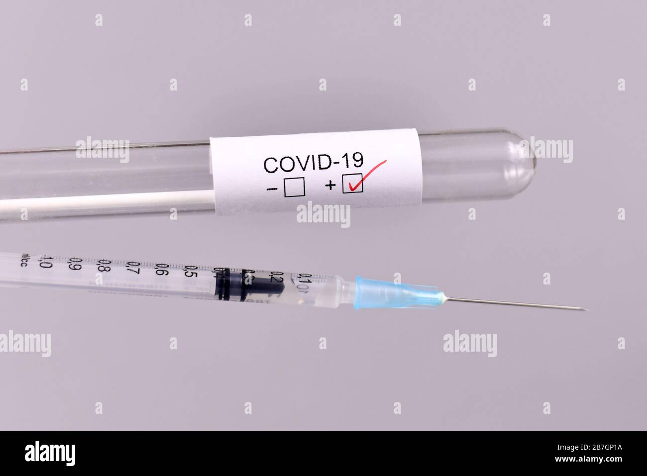 Seringue et tube à essai médical échantillon pour coronavirus avec étiquette Covid-19 dans un milieu flou, concept pour le traitement ou le développement de la vaccination Banque D'Images