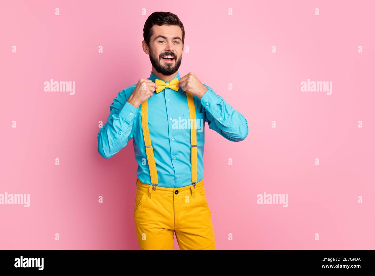 Portrait de son beau gai gai gai gai content imposant bien habit barbu gars  portant la chemise bleu menthe fixant noeud-cravate mariage mc Photo Stock  - Alamy