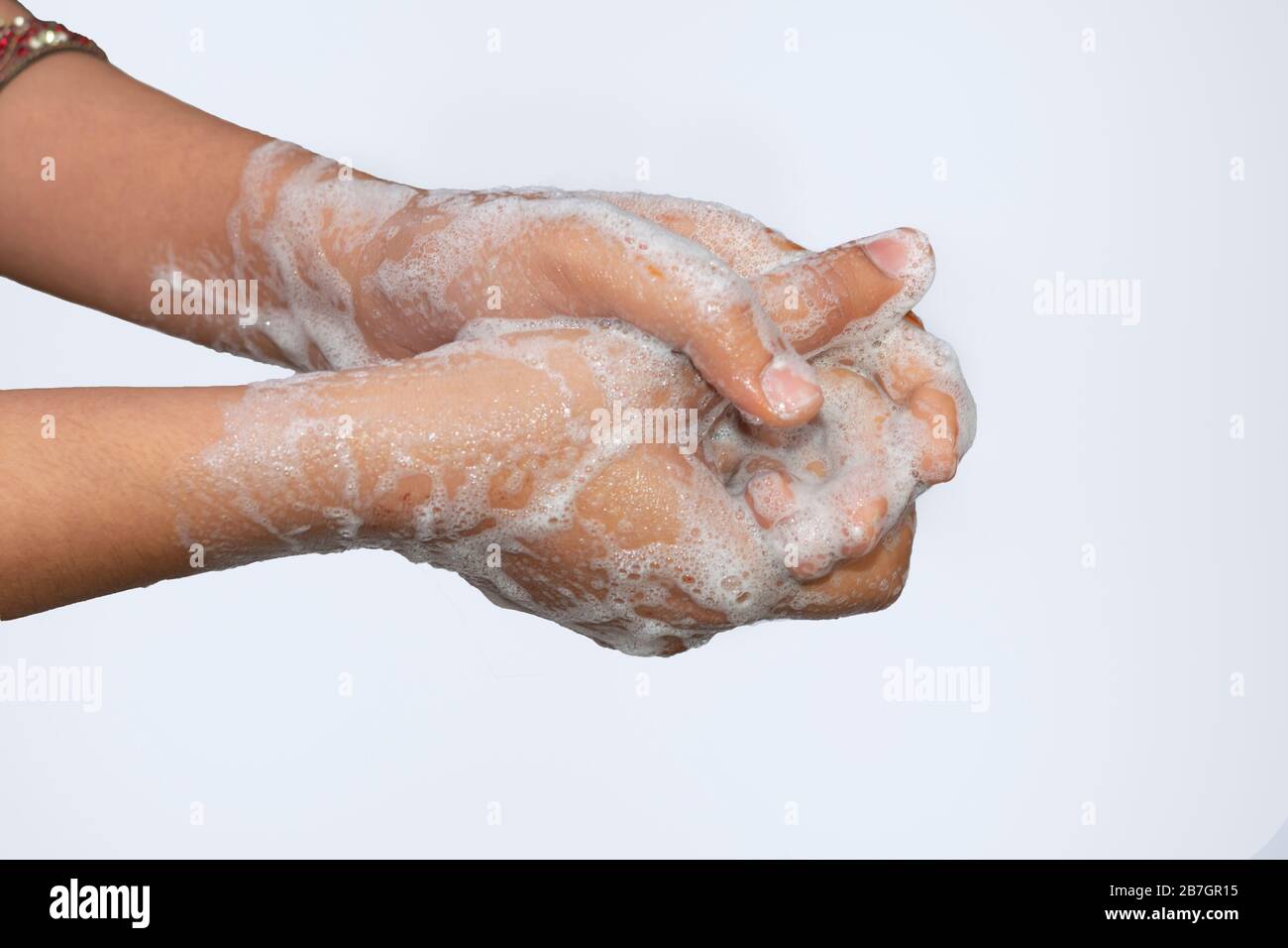 Une fille asiatique se laver les mains avec du savon isolé avec fond blanc. Concept d'hygiène.pour éviter le virus corona (covid-19). Mise au point sélective. Banque D'Images