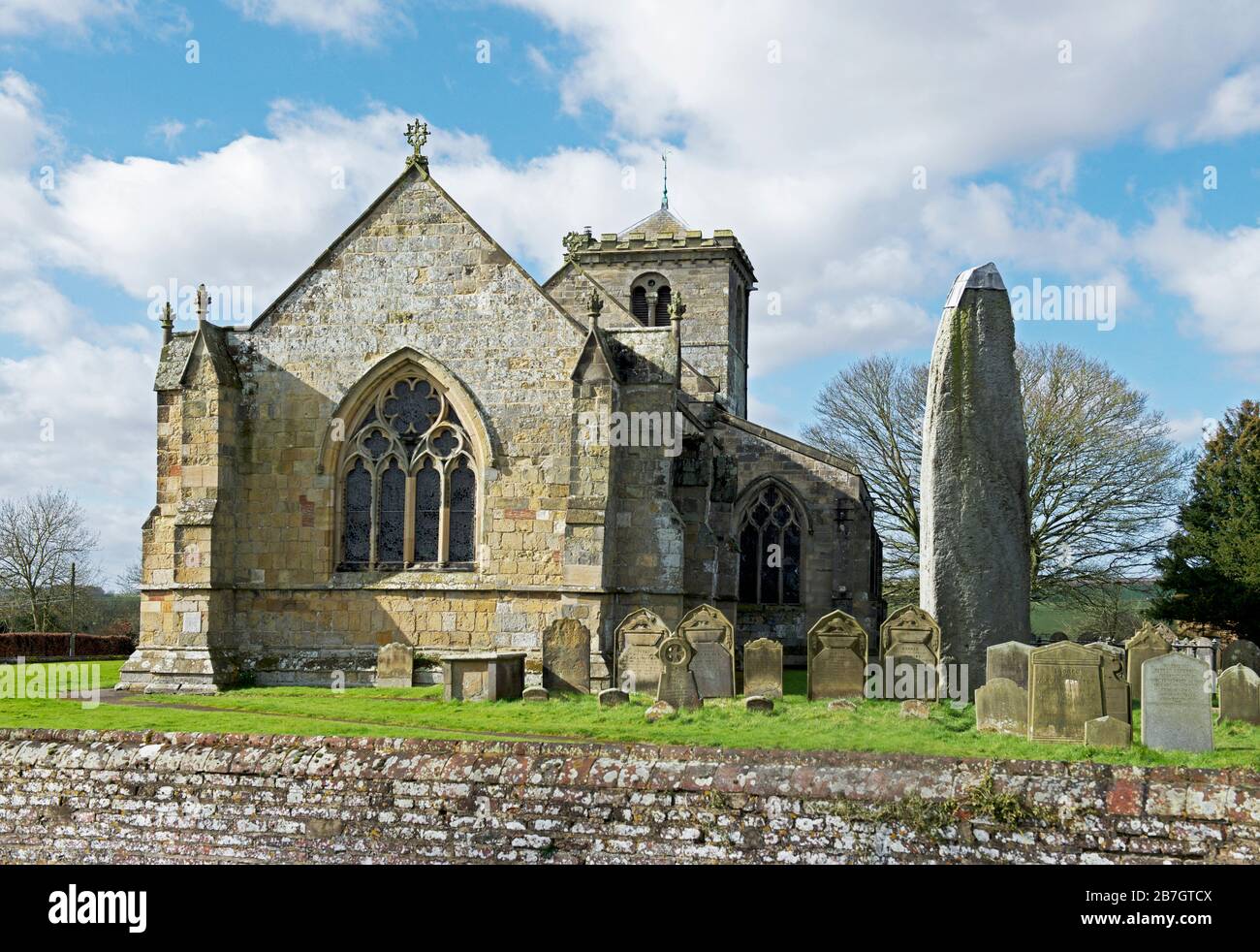 Le monolithe Rudston, la pierre la plus haute d'Angleterre, à côté de l'église des Saints, dans le village de Rudston, dans le Yorkshire de l'est, Angleterre Royaume-Uni Banque D'Images