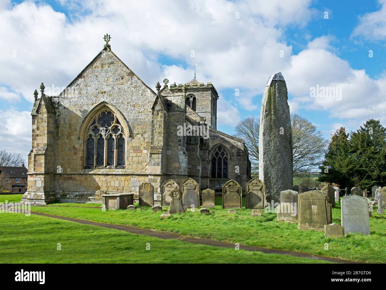 Le monolithe Rudston, la pierre la plus haute d'Angleterre, à côté de l'église des Saints, dans le village de Rudston, dans le Yorkshire de l'est, Angleterre Royaume-Uni Banque D'Images