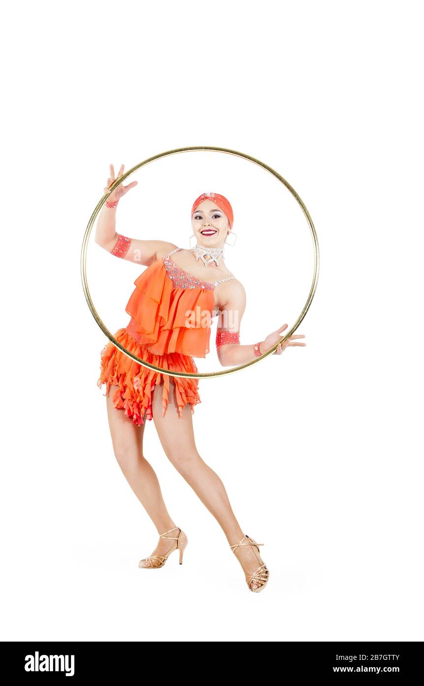 Une femme dans une robe de scène exécute une danse avec un hula Hoop. Prise de vue en studio sur fond blanc. Banque D'Images