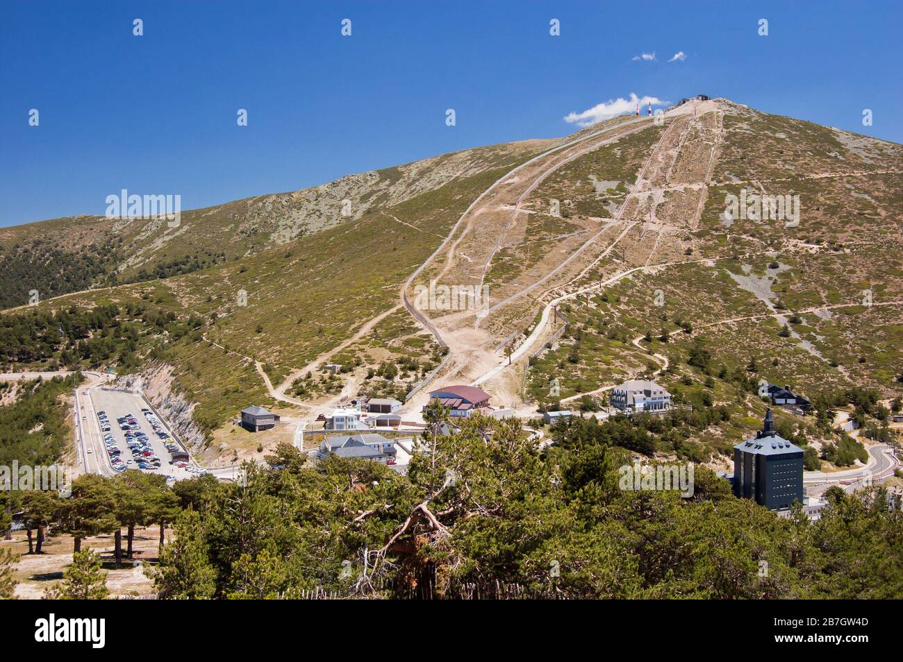 Vue sur le col de montagne Navacerrada et la station de ski en été. Parc national de Guadarrama Banque D'Images