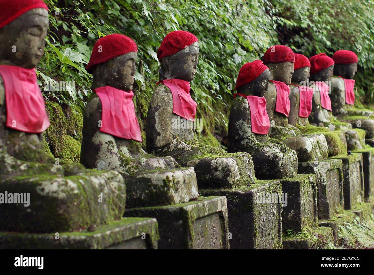 Statues jizo-bouddhistes alignées à Nikko, Japon (Kanmangafuchi Abyss) Banque D'Images