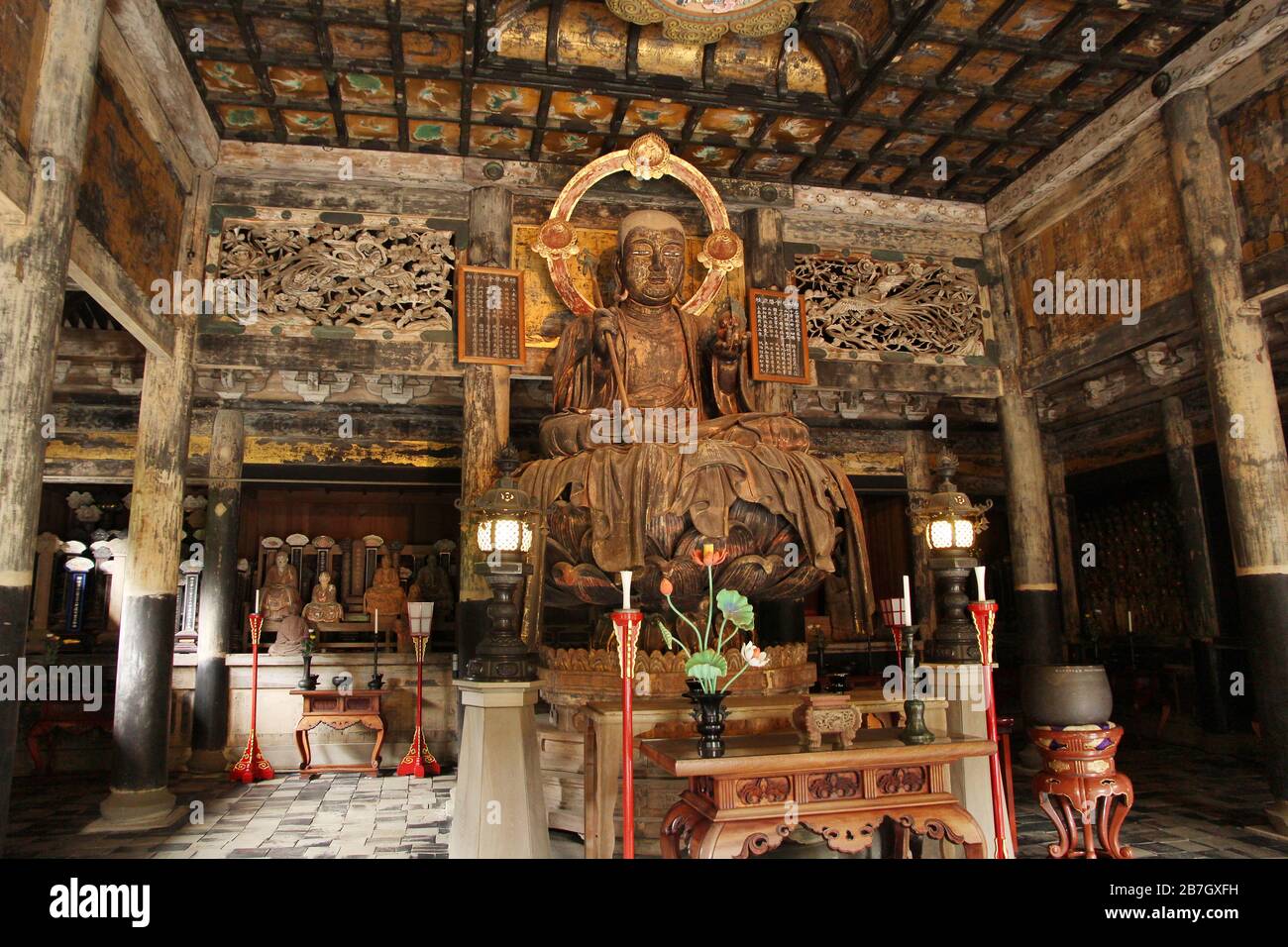Statue de Bouddha en bois à l'intérieur du temple Kencho-ji à Kamakura, Japon Banque D'Images Statue de Bouddha en bois à l'intérieur du temple Kencho-ji à Kamakura, Japon Banque D'Images
