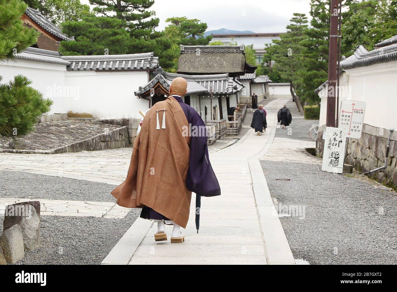 Moine bouddhiste marchant à Kyoto Banque D'Images