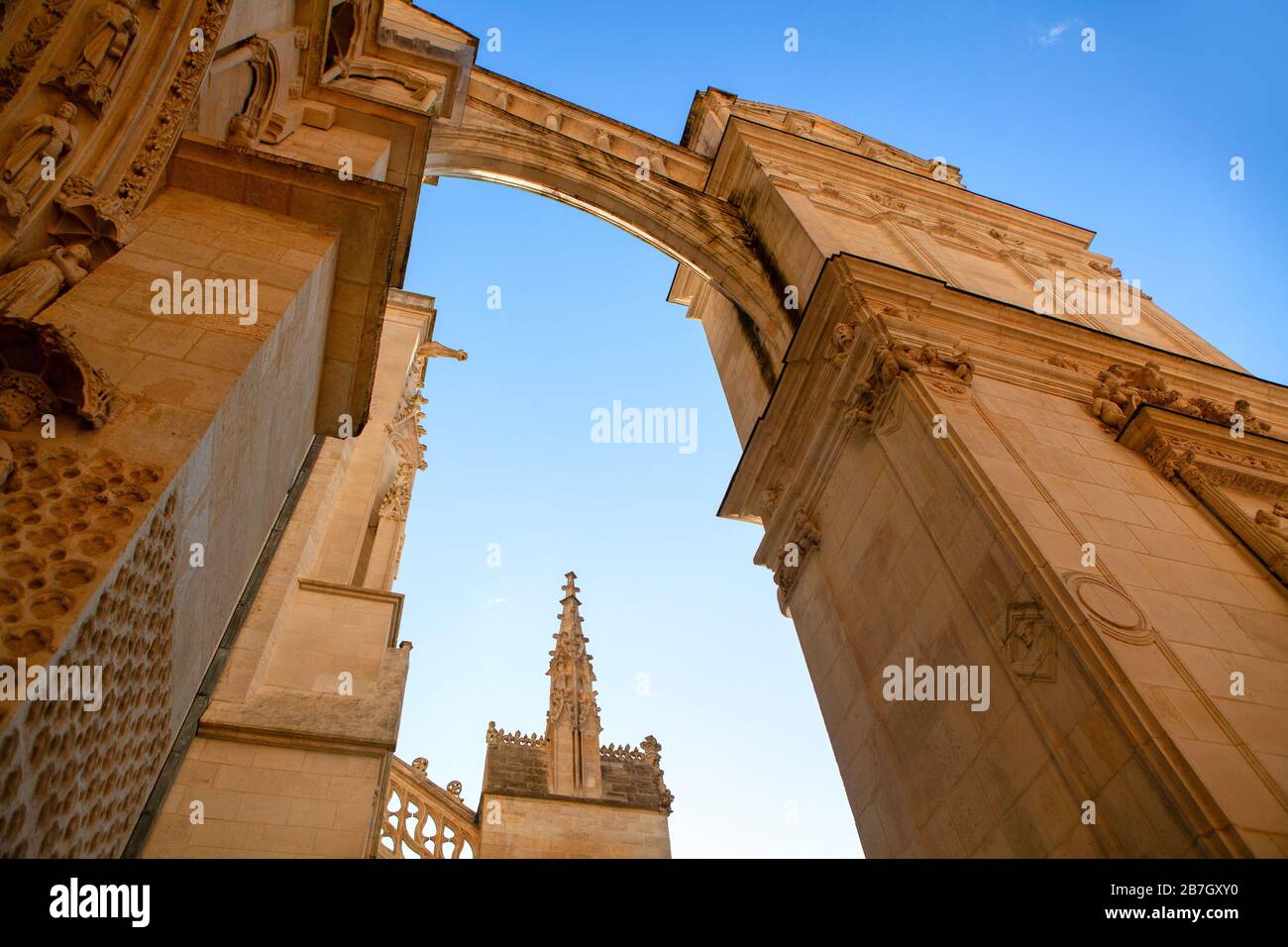 Arche et flèche de la cathédrale de Bordeaux Banque D'Images
