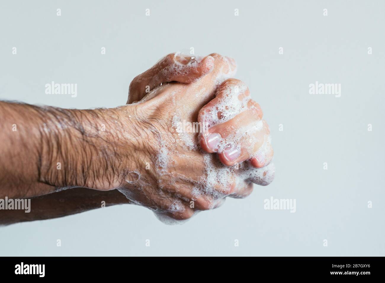 Homme se lavant les mains. Gros plan. Banque D'Images