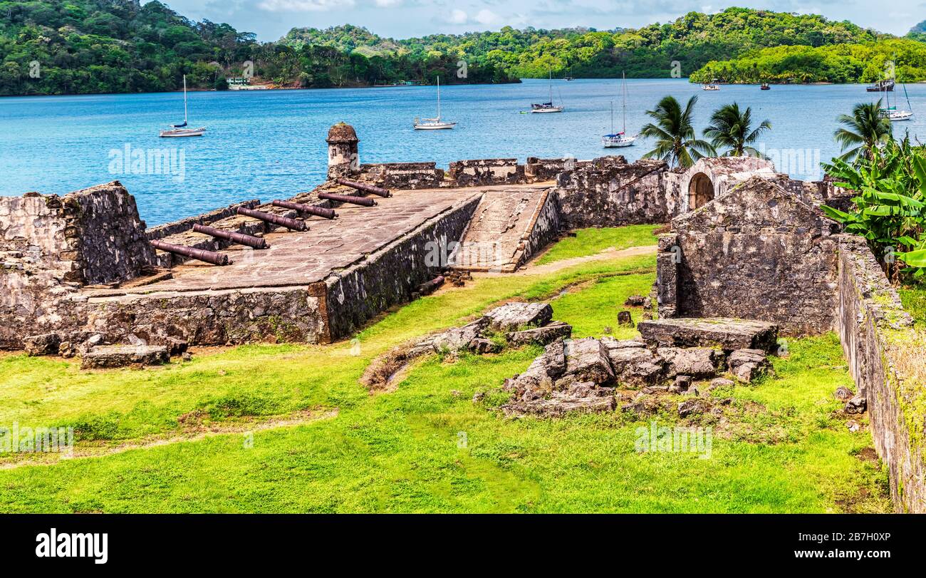Site classé au patrimoine mondial de l'UNESCO fort San Jeronimo est un exemple extraordinaire de fortifications militaires du XVIIe siècle situées à Portobelo, au Panama. Banque D'Images