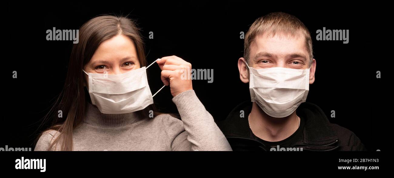 et des gens rigoles, un homme et une femme dans des masques protecteurs antimicrobiens médicaux et antibactériens de coronavius covid 2019. souriant et riant. Banque D'Images