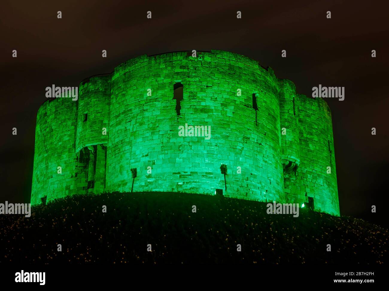 SOUS EMBARGO JUSqu'au 0001 MARDI 17 MARS, LA RÉDACTION DE Clifford Tower à York se joint à Tourism IrelandÕs Global greenings campagne pour marquer la St Patrick's Day, qui est le mardi 17 mars. Banque D'Images