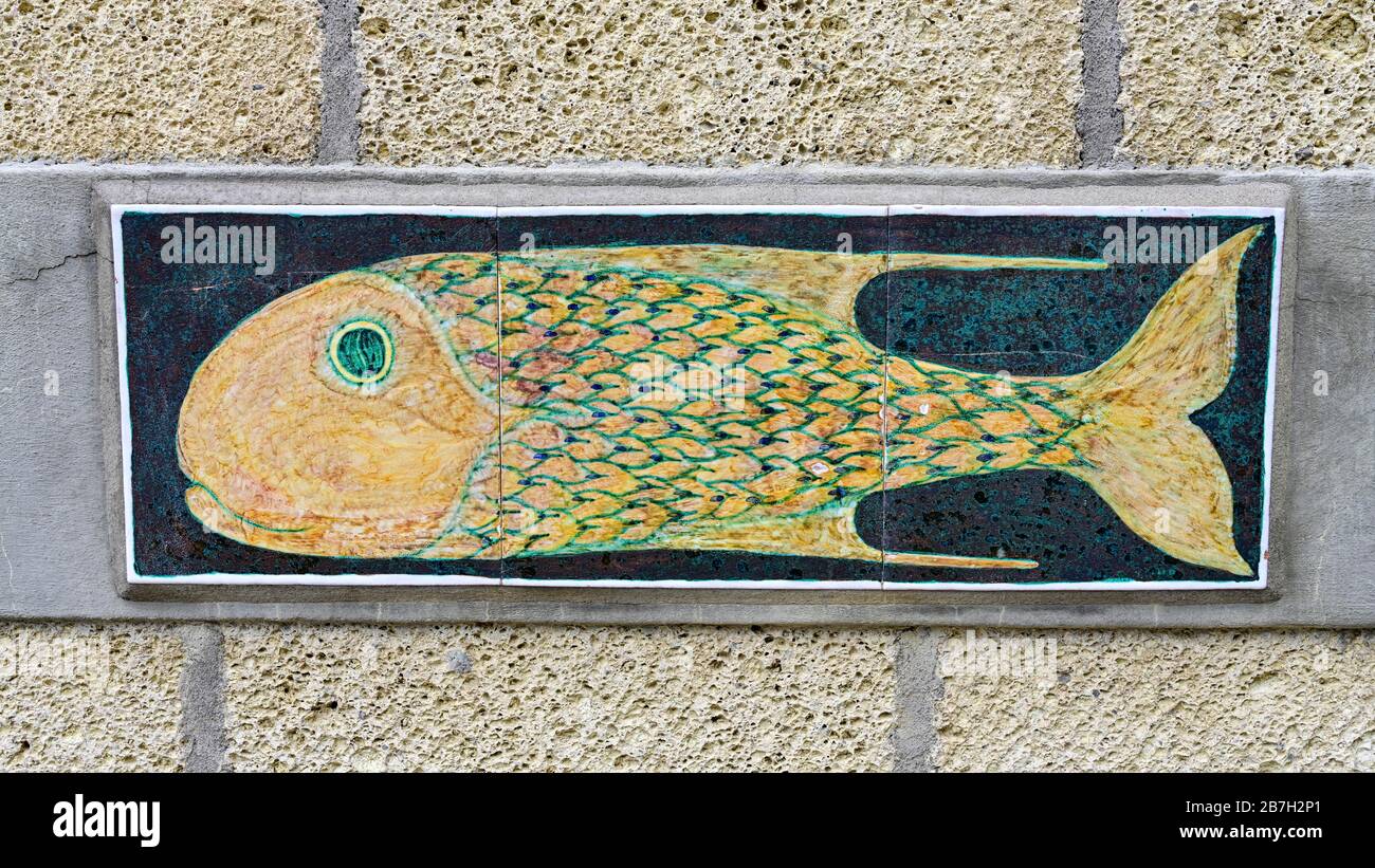 Poterie avec motif poisson sur un mur de maison, la Gomera, îles Canaries, Espagne Banque D'Images