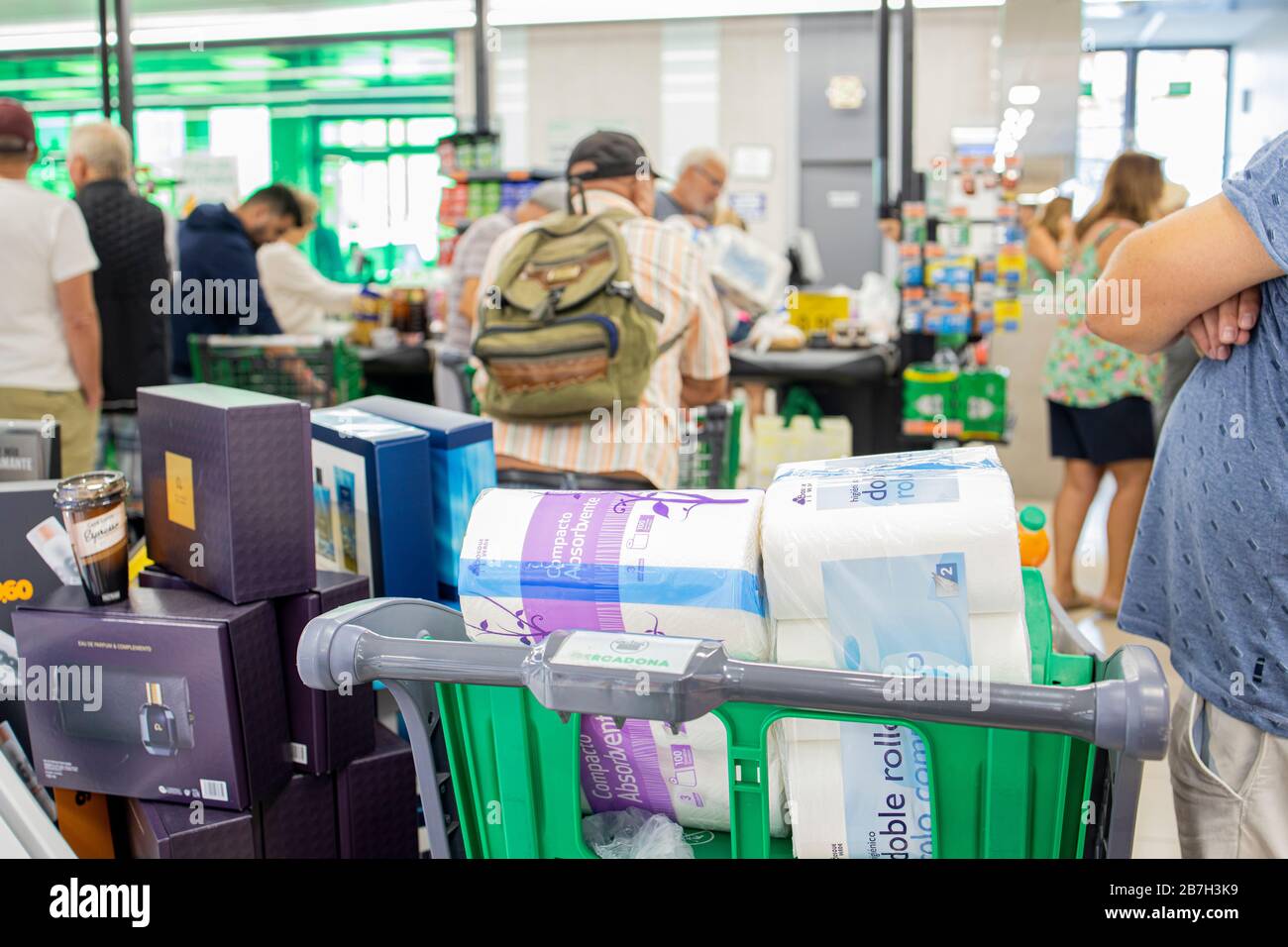 La file d'attente du supermarché au moment du départ à Mercadona au cours de la veille de la déclaration de verrouillage de l'état d'alarme en Espagne, à Tenerife, aux îles Canaries Banque D'Images