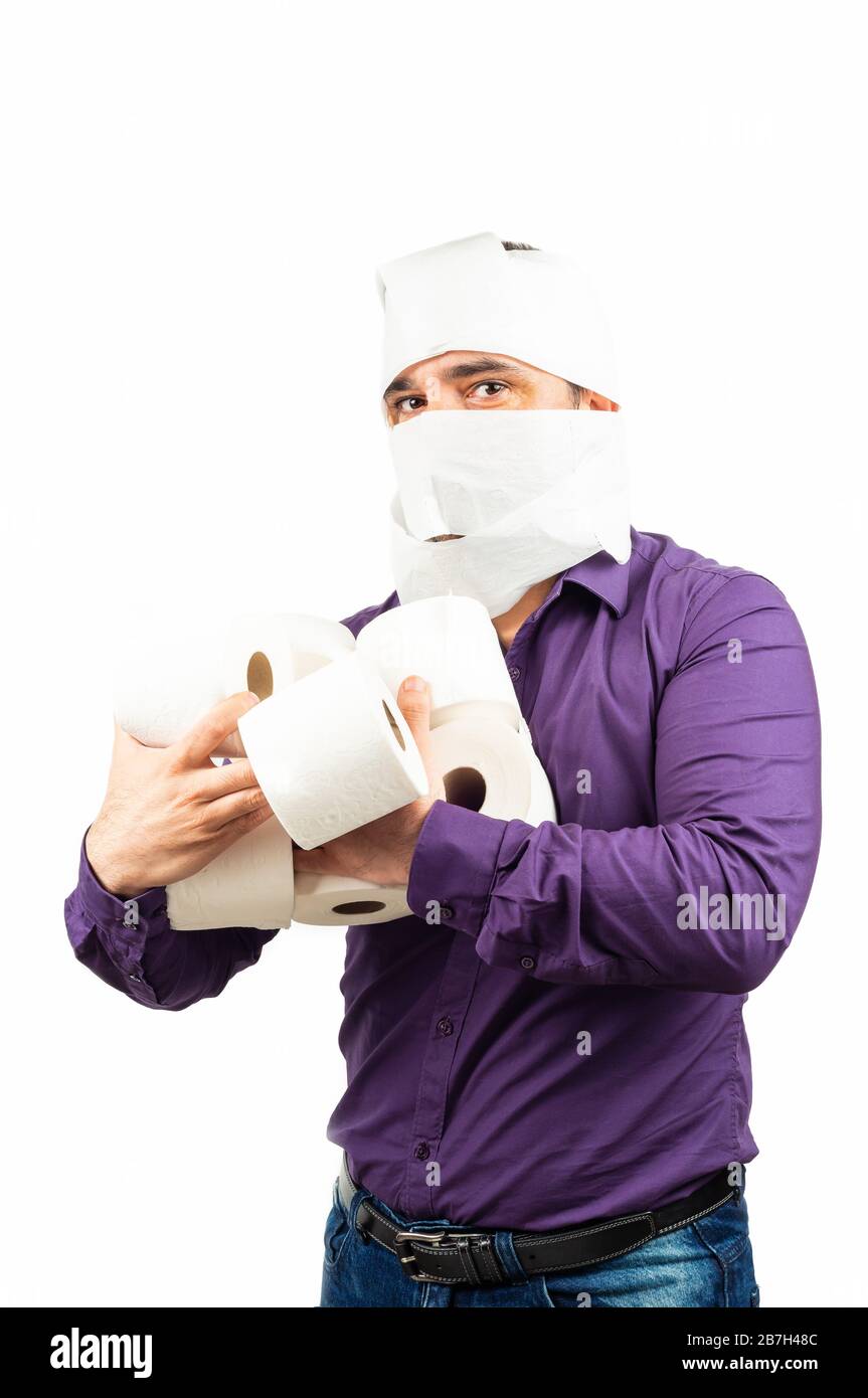 Homme en chemise avec papier toilette isolé sur le fond blanc Banque D'Images