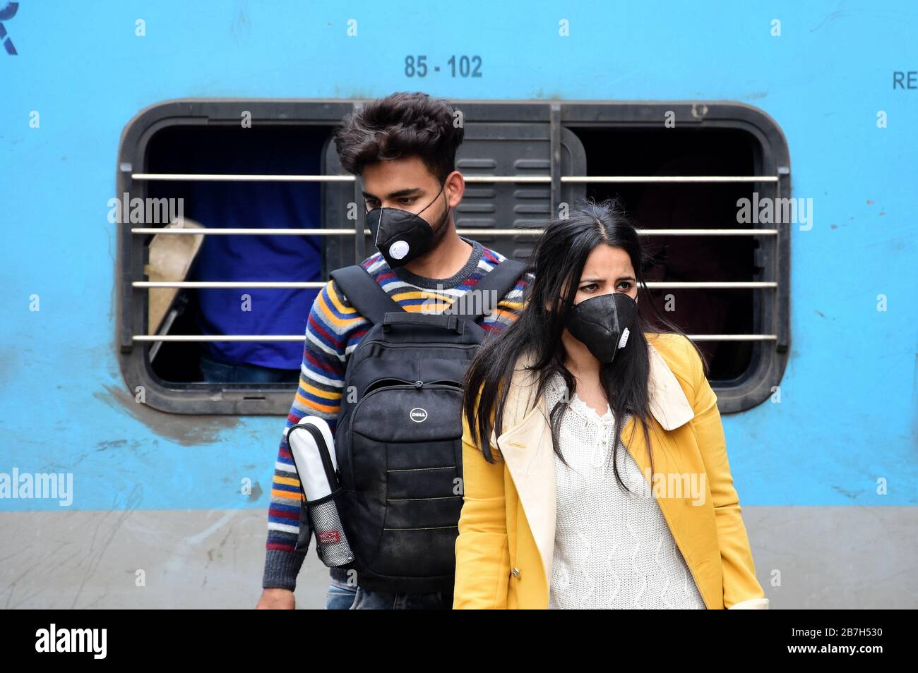 Delhi, Inde. 16 mars 2020. Les personnes portant des masques de visage par mesure de précaution contre la propagation du coronavirus, à la gare de New Delhi. Un total de 114 cas a été confirmé en Inde, avec 13 personnes guéries et deux décès. Crédit: SOPA Images Limited/Alay Live News Banque D'Images