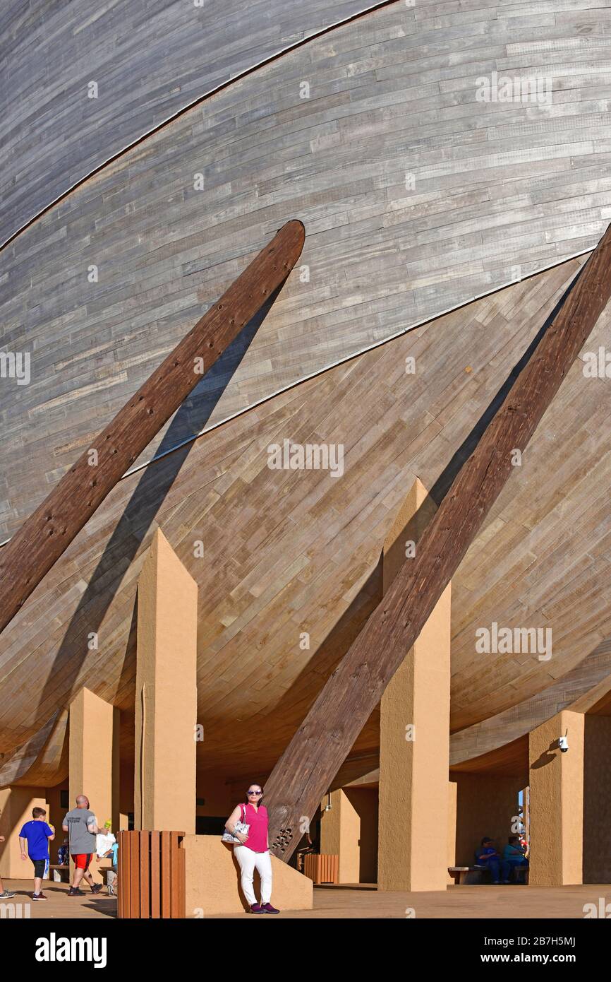 Arche de rencontrer. Williamstown, KY, USA 10- 05-19 construit selon les dimensions données dans la Bible.Cette merveille d'ingénierie moderne. visiteurs étonne Banque D'Images