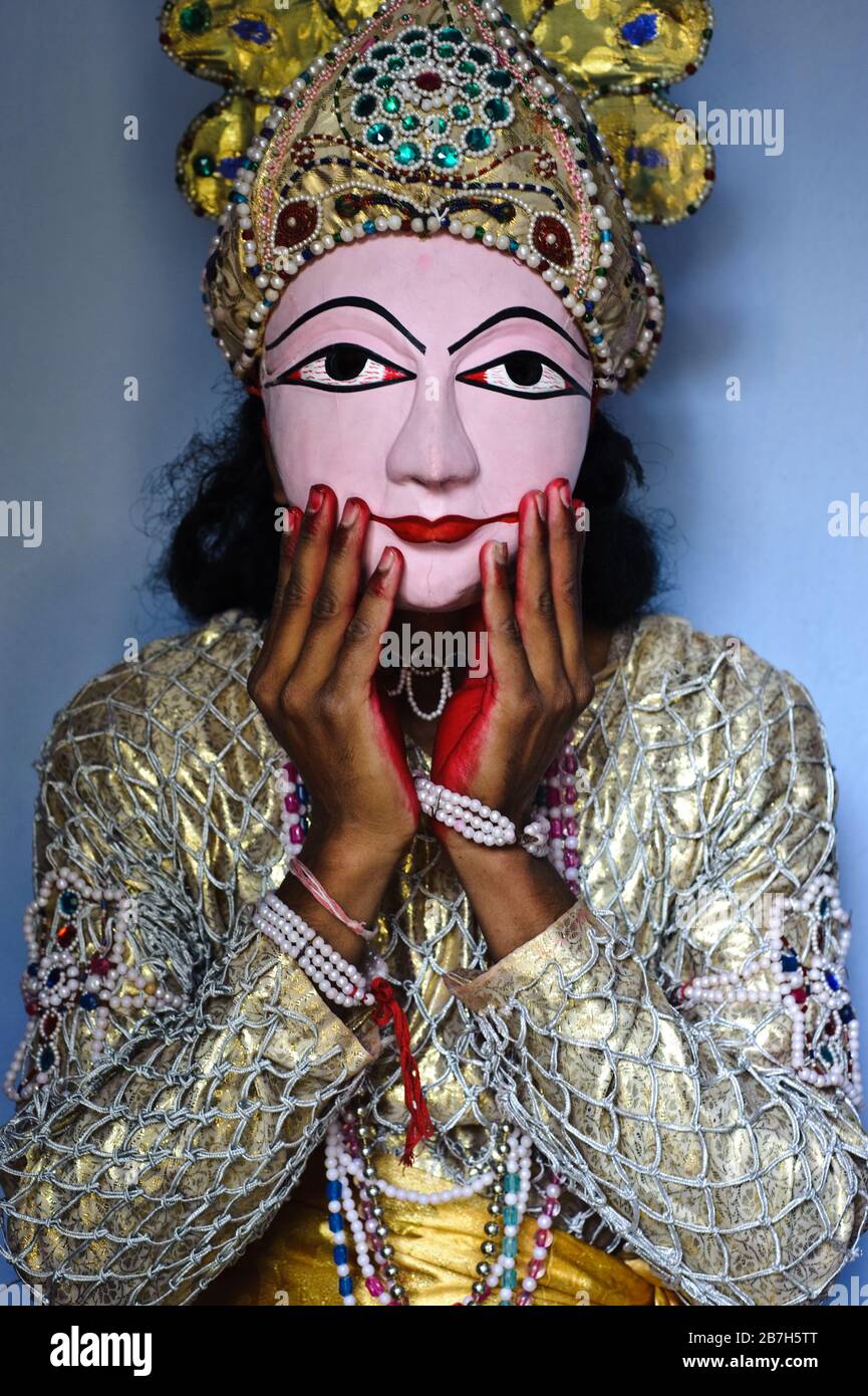 Seraikela Chhau danseuse jouant le rôle du paon (Inde) Banque D'Images