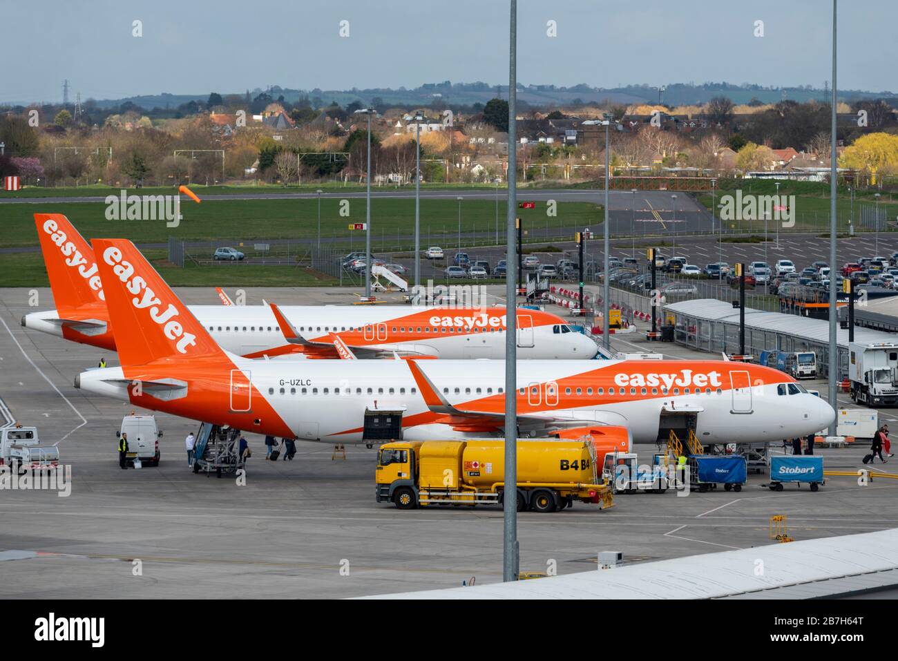 Aéroport London Southend, Essex, Royaume-Uni. 16 mars 2020. EasyJet a annulé tous ses services réguliers en provenance et à destination de l'Espagne, à l'exception d'une poignée de vols de rapatriement. Les arrivées finales d'Alicante et de Malaga sont arrivées à l'aéroport London Southend, avec une arrivée due de Barcelone le soir. L'avion sera probablement stocké à l'aéroport jusqu'à ce que les vols recommencent. Southend est également une base pour Ryanair qui voit aussi une réduction des opérations, et a perdu ses voies Flybe. EZY7436 de Malaga rejoindre Alicante arrivée Banque D'Images