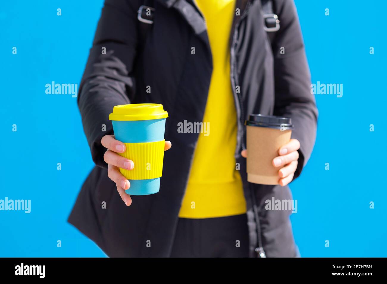 Une personne qui tient une tasse à café à emporter un papier à usage unique autre est réutilisable Banque D'Images