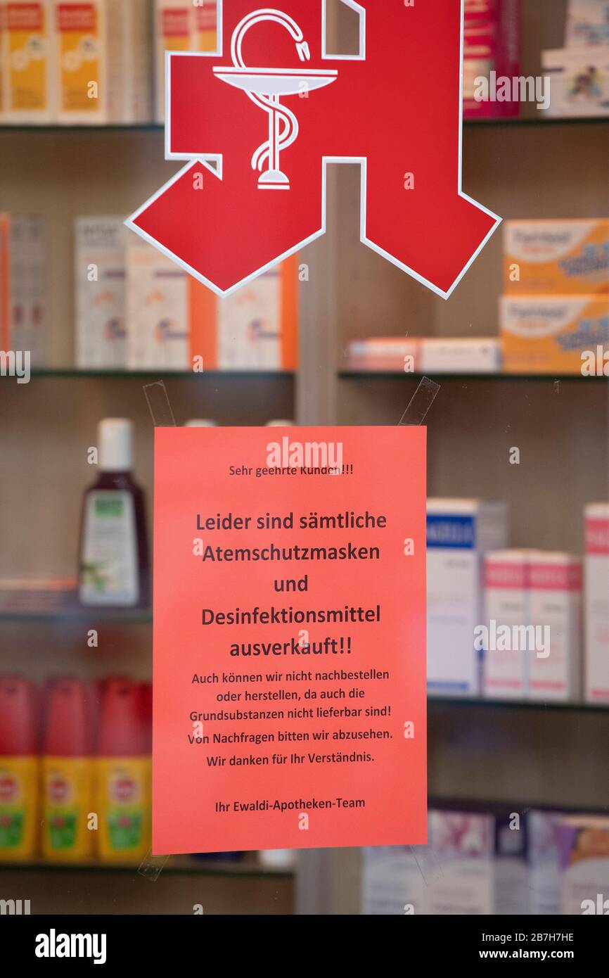 Notez dans une pharmacie que les masques respiratoires et les désinfectants sont vendus Banque D'Images