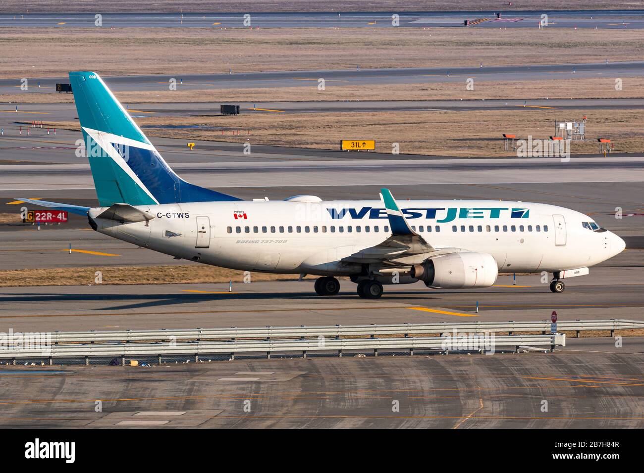 New York, États-Unis - 27 février 2020: WestJet Boeing 737 avion à l'aéroport John F. Kennedy de New York (JFK) aux États-Unis. Boeing est une fabrication d'avions Banque D'Images