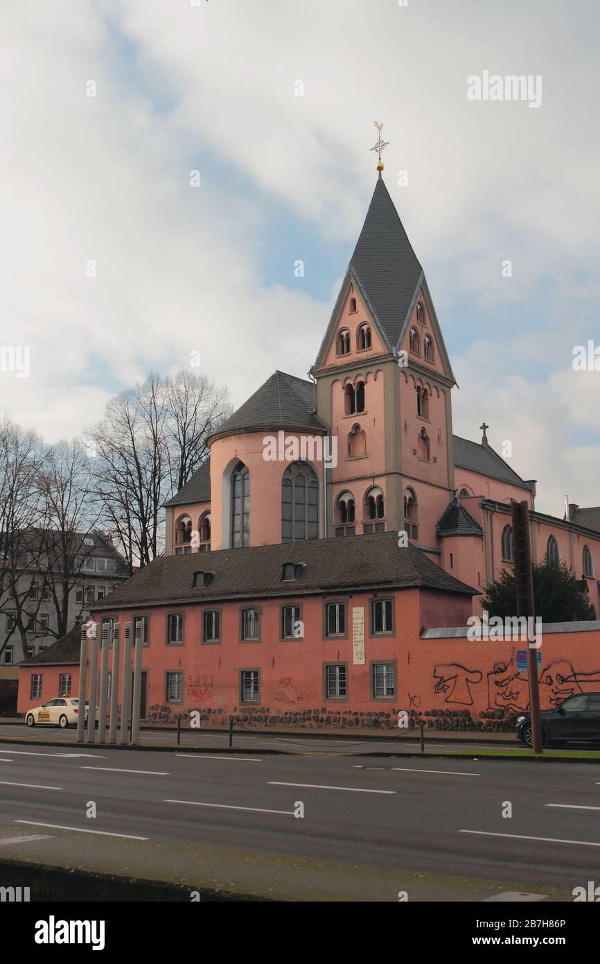 Cologne, Allemagne - Jan 07, 2020: Église catholique et route Banque D'Images