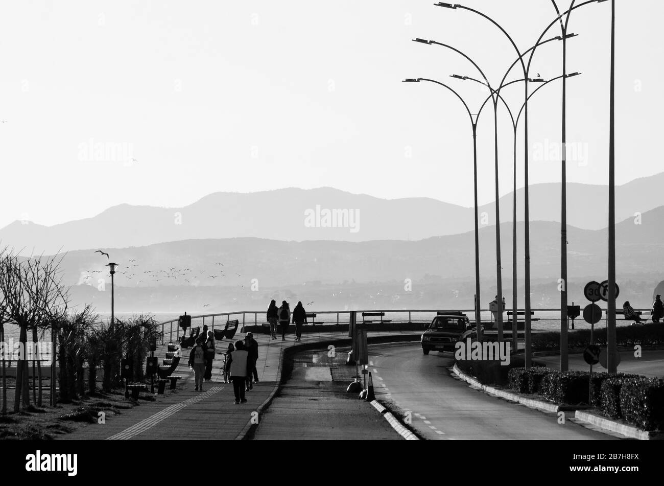 Les gens sur la promenade dans la ville côtière du nord d'Alexandropoli Evros Grèce Banque D'Images