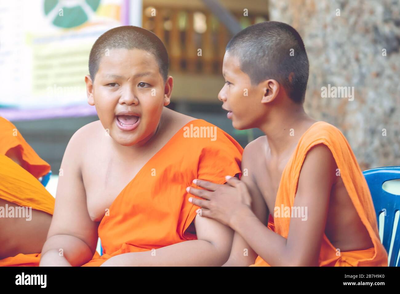 KANCHANABURI-THAÏLANDE, 17 AVRIL 2019: Des novices non identifiés s'assoient et attendent la cérémonie de versement d'eau sur le festival Songkran au temple le 17 avril, Banque D'Images