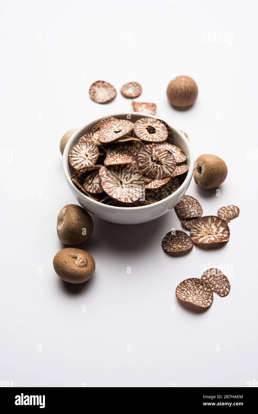Morceaux de noix de bétel dans un bol également connu sous le nom de tranches de supari en inde, utilisé dans Paan masala Banque D'Images