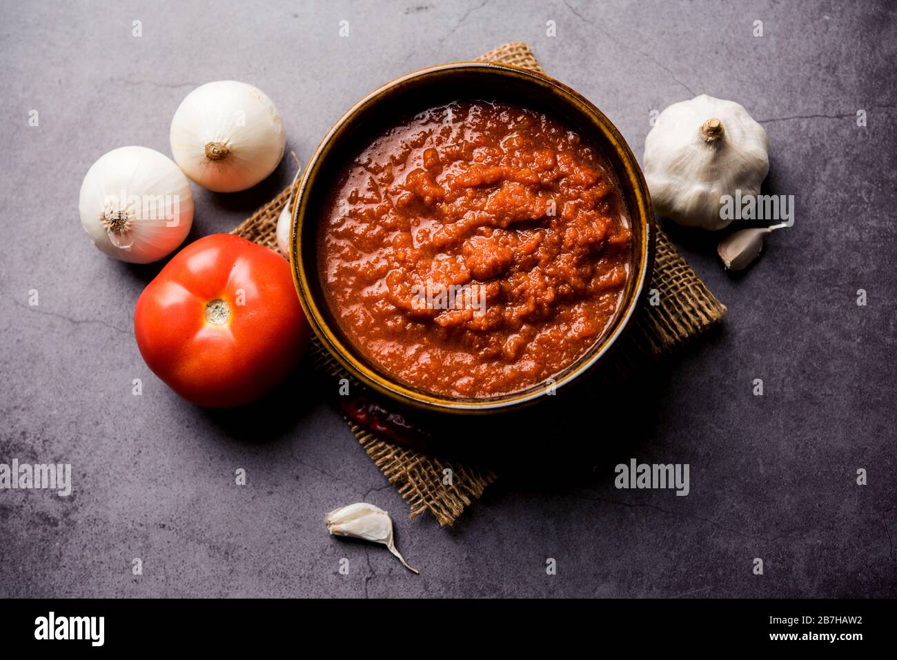 masala à l'oignon ou purée de tomates pour la sauce indienne, servi dans un  bol avec tamatar cru, pays-petits et lehsun et piment rouge, concentré  sélectif Photo Stock - Alamy