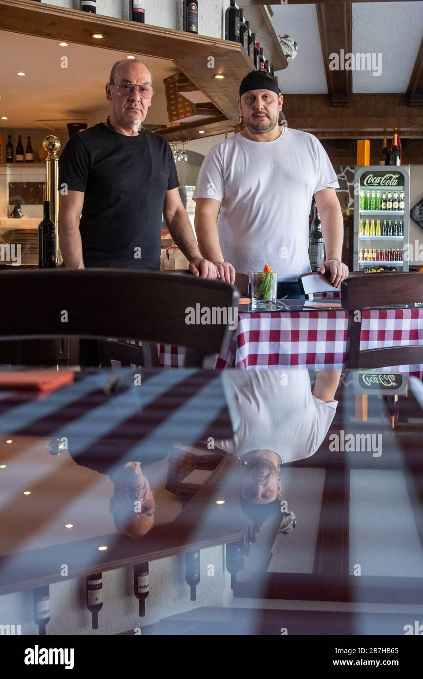 Nuremberg, Allemagne. 16 mars 2020. José Gregorio Brunno (r) et son frère Salvatore Brunno, propriétaire du restaurant italien Trattoria Da Sebastiano, se trouvent au restaurant. Le restaurant doit être fermé le soir à cause du coronavirus. José Gregorio Brunno est fâché de la décision. Il devra probablement fermer parce que l'heure de pointe est dans la soirée. (À dpa 'Coronavirus paralyse la Bavière: J'ai déjà peur' à partir du 16.03.2020) crédit: Daniel Karmann/dpa/Alay Live News Banque D'Images