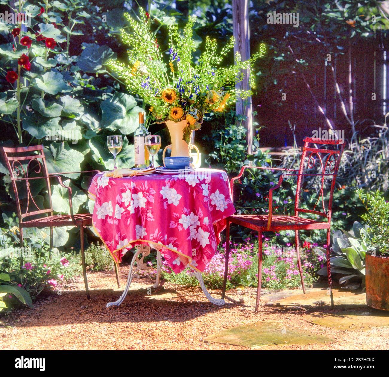Table de café vintage et chaises avec fleurs dans vase Banque D'Images